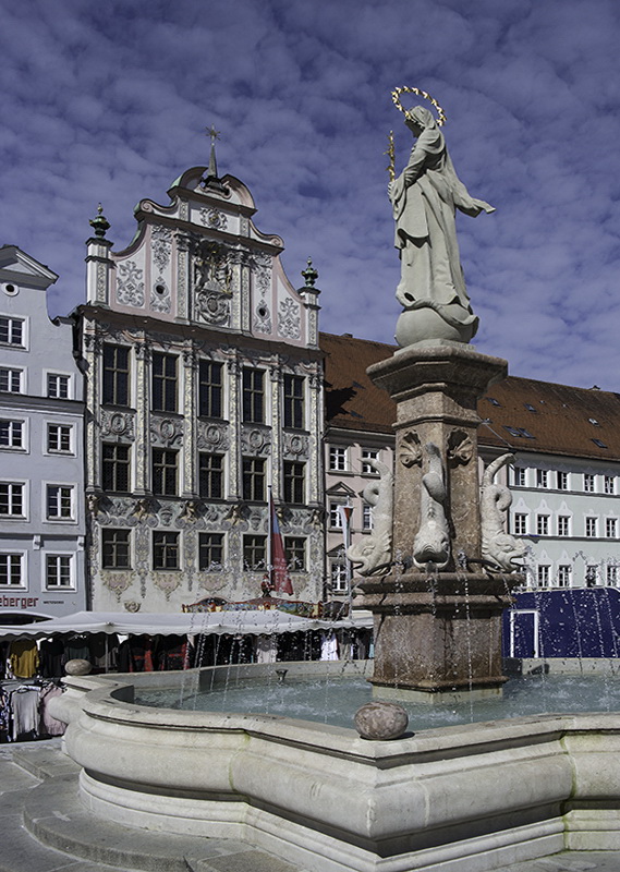 Allgäu 09 - 2014 - 20140908_0314 als Smartobjekt-1 Kopie.jpg - Nochmals der schöne Stadtbrunnen umrahmt von diesen wunderschönen alten Häusern 